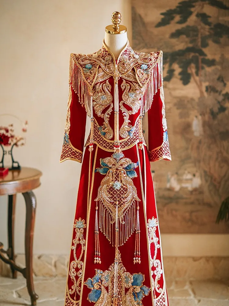 Новое сверхпрочное бархатное свадебное платье для невесты с облаками на плечах в китайском стиле.
Новое сверхпрочное бархатное свадебное платье для невесты с облаками на плечах в китайском стиле.