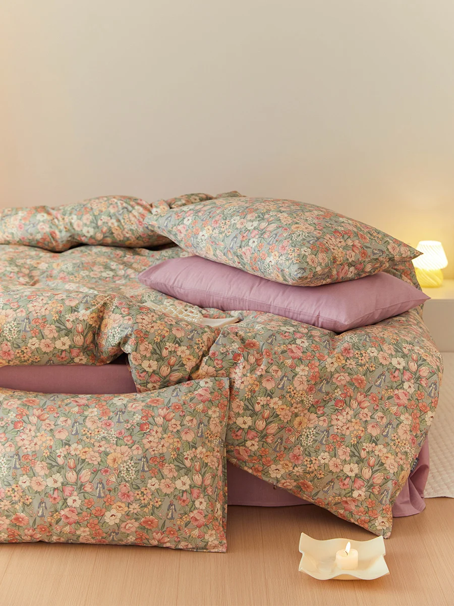 Комплект постельного белья Country Sle из чистого хлопка с цветочным принтом: пододеяльник для односпальной кровати, пододеяльник для двуспальной кровати, наволочка.
Комплект постельного белья Country Sle из чистого хлопка с цветочным принтом: пододеяльник для односпальной кровати, пододеяльник для двуспальной кровати, наволочка.