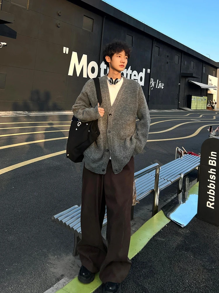 Мужской зимний повседневный кардиган свободного кроя в стиле винтаж с узором «Феррингтон», вязаный, с V-образным вырезом, в стиле ретро, для комфортного ношения
Мужской зимний повседневный кардиган свободного кроя в стиле винтаж с узором «Феррингтон», вязаный, с V-образным вырезом, в стиле ретро, для комфортного ношения