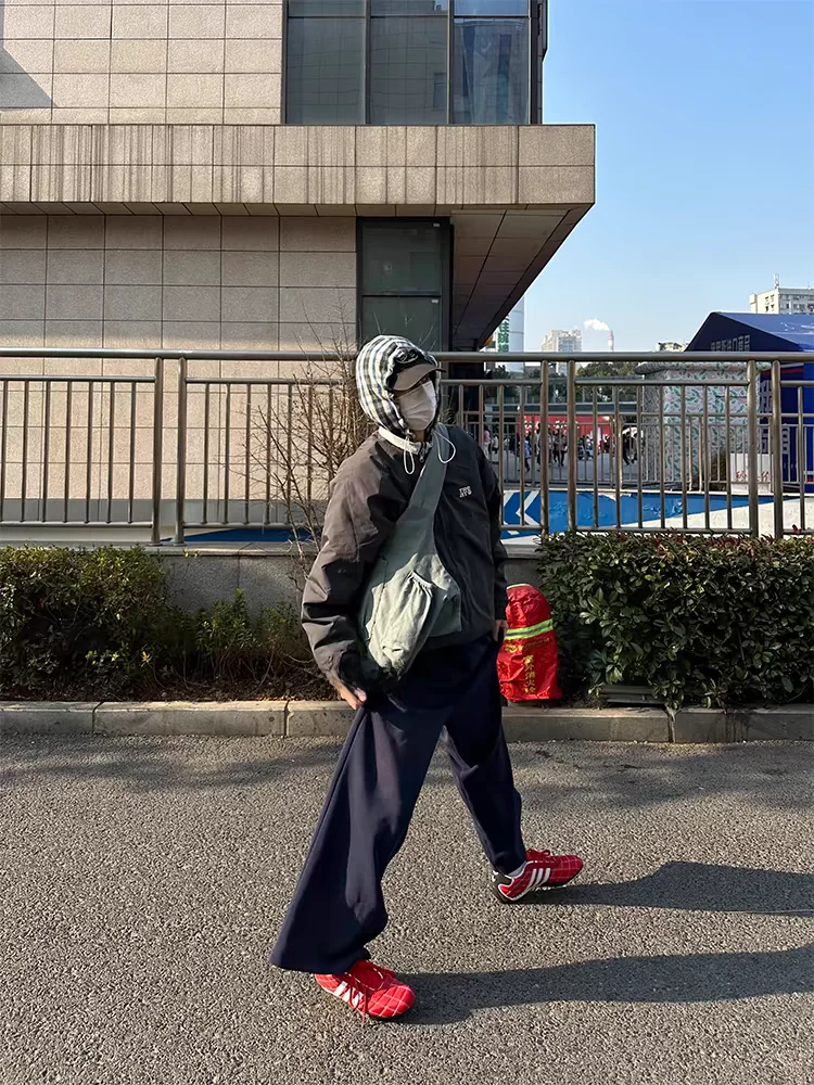 Американские ретро-штаны свободного кроя с эластичным поясом и буквенным принтом, широкие брюки, повседневные, облегающие, молодежные, длинные
Американские ретро-штаны свободного кроя с эластичным поясом и буквенным принтом, широкие брюки, повседневные, облегающие, молодежные, длинные