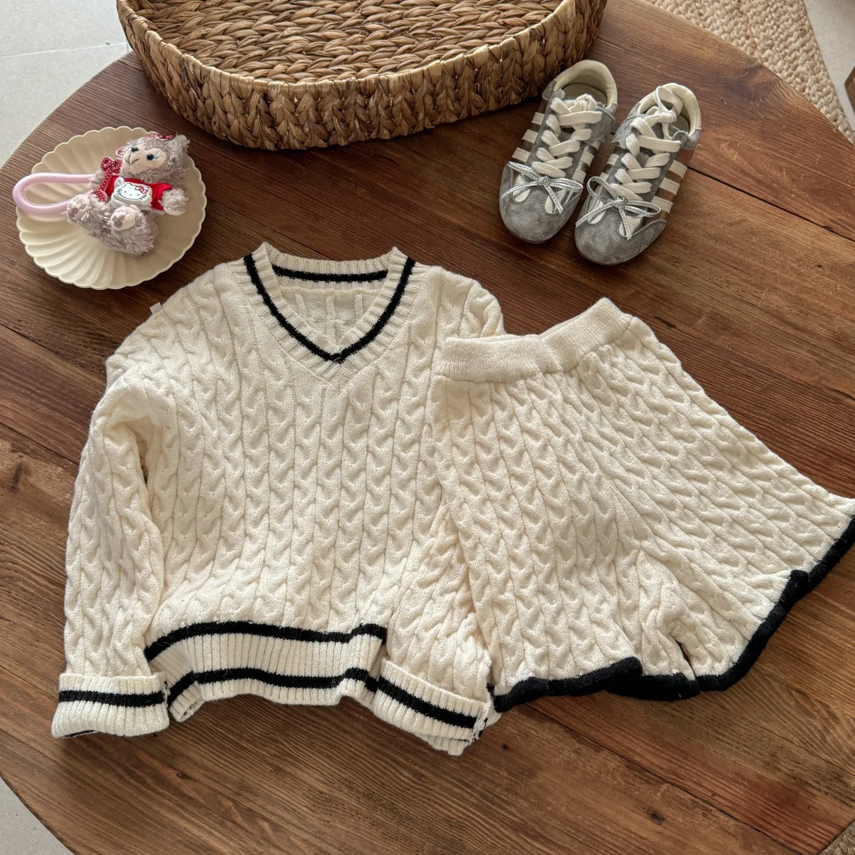 2025 New Girl Spring and Autumn Set, New Baby V-neck Fashionable Shorts Two Piece Set Girl Clothes Kids Clothes
2025 New Girl Spring and Autumn Set, New Baby V-neck Fashionable Shorts Two Piece Set Girl Clothes Kids Clothes