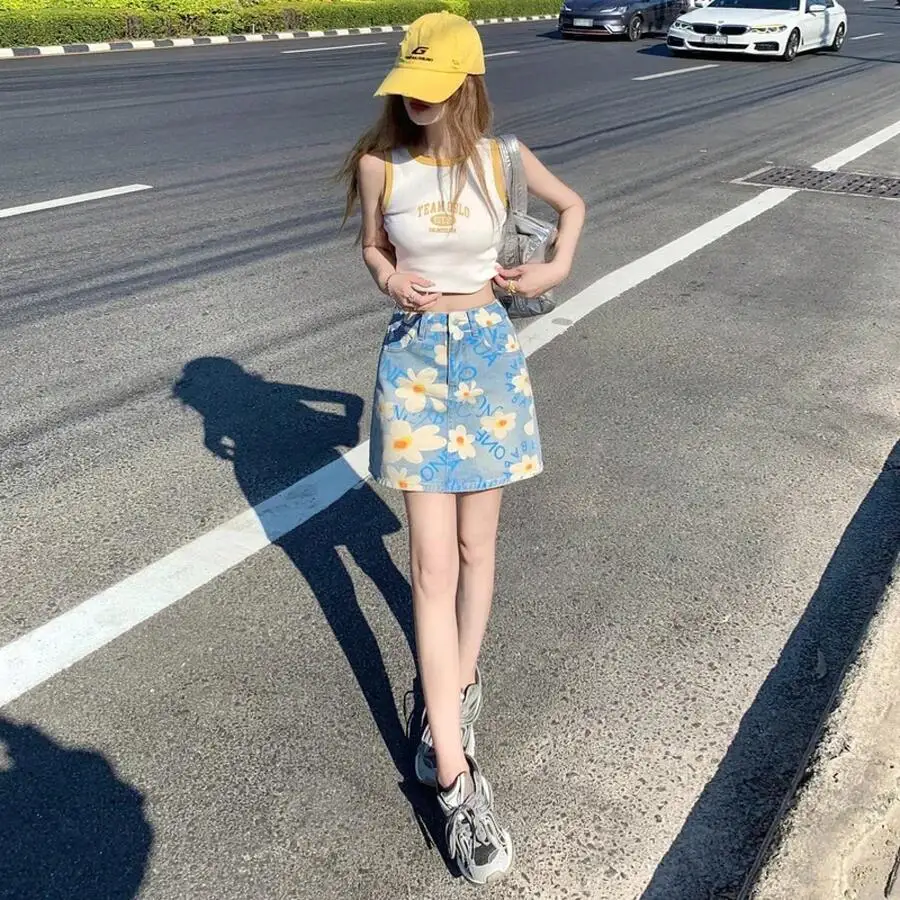 High-Waisted Floral Denim Skirt A-Line Slim Fit Women Summer Casual Shorts
High-Waisted Floral Denim Skirt A-Line Slim Fit Women Summer Casual Shorts
