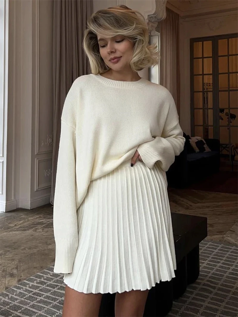New 2025 Elegant Soft Vintage Women Suits 2 Pieces Female Skirt Sets O Neck Sweater & Mini Pleated Skirt Knitted TrackSuit
New 2025 Elegant Soft Vintage Women Suits 2 Pieces Female Skirt Sets O Neck Sweater & Mini Pleated Skirt Knitted TrackSuit