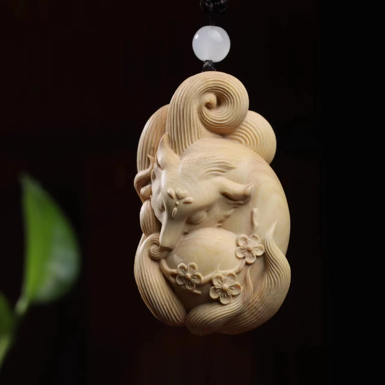 Nine-tailed fox fox carving handicrafts lobular boxwood carving root carving hand handle piece Wenwan pendant
Nine-tailed fox fox carving handicrafts lobular boxwood carving root carving hand handle piece Wenwan pendant