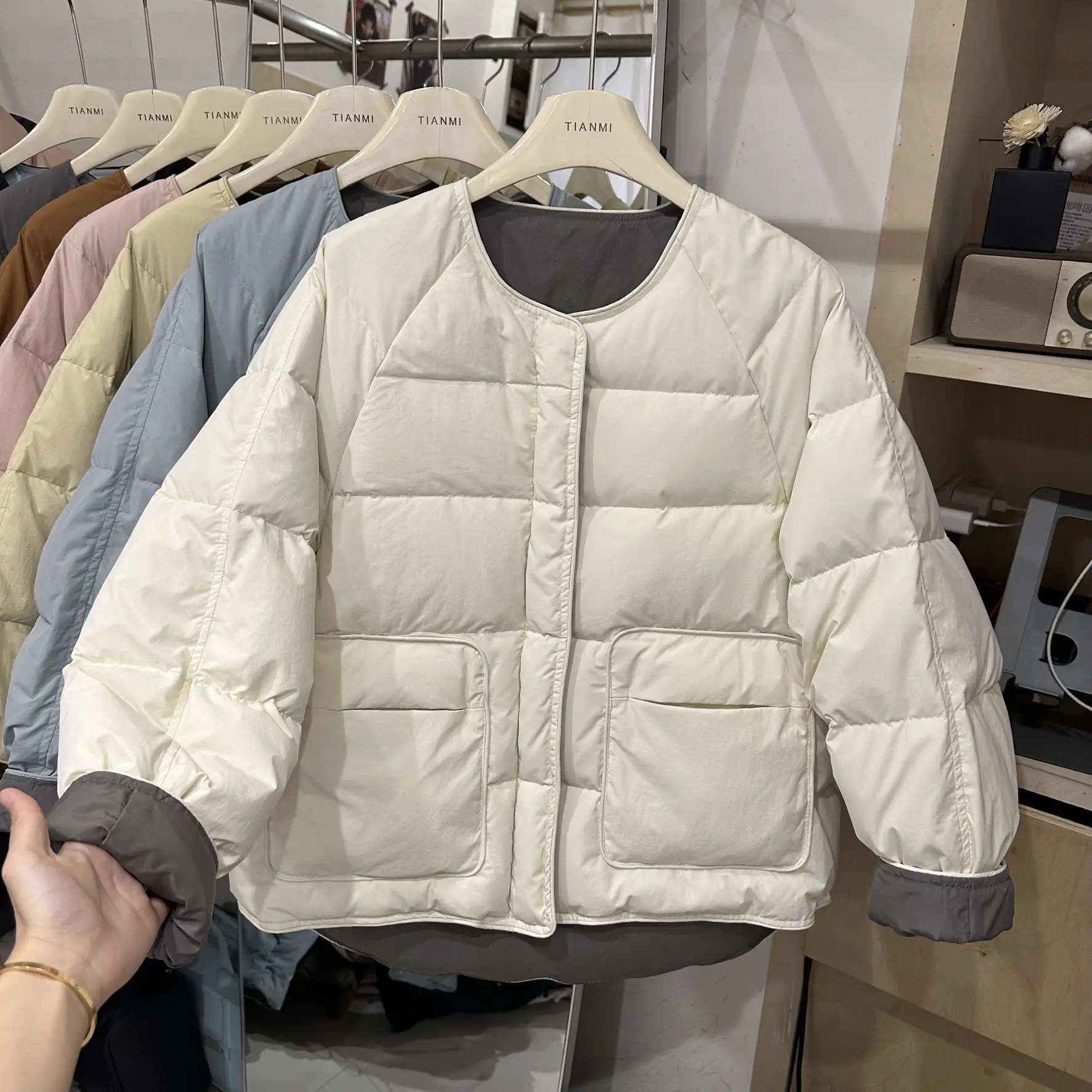 Women's Round Neck Thick Cotton-padded Jacket 2026 Autumn/Winter Fashion New Loose Warm Puffer Jacket Coats
Women's Round Neck Thick Cotton-padded Jacket 2026 Autumn/Winter Fashion New Loose Warm Puffer Jacket Coats