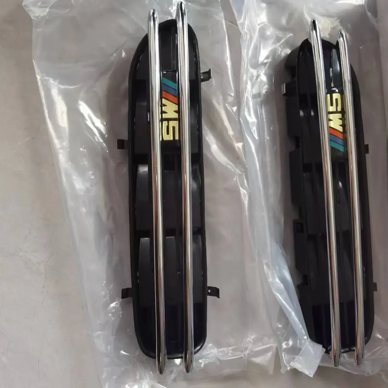 2PCS 51137896849 51137896850 Brandnew Chrome Car Fender Side Panel Grilles Vents for BMW 5 Series E60 M5 Badge Pair Left + Righ
2PCS 51137896849 51137896850 Brandnew Chrome Car Fender Side Panel Grilles Vents for BMW 5 Series E60 M5 Badge Pair Left + Righ