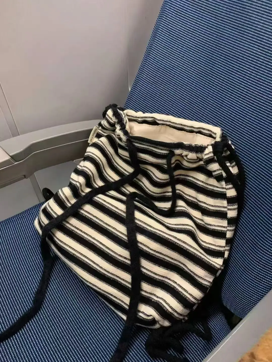 Lazy Knitted Striped Bag Spring Autumn Four Seasons Black White Striped Lazy Style Free Shoulder Strap Cute Storage Bag
Lazy Knitted Striped Bag Spring Autumn Four Seasons Black White Striped Lazy Style Free Shoulder Strap Cute Storage Bag