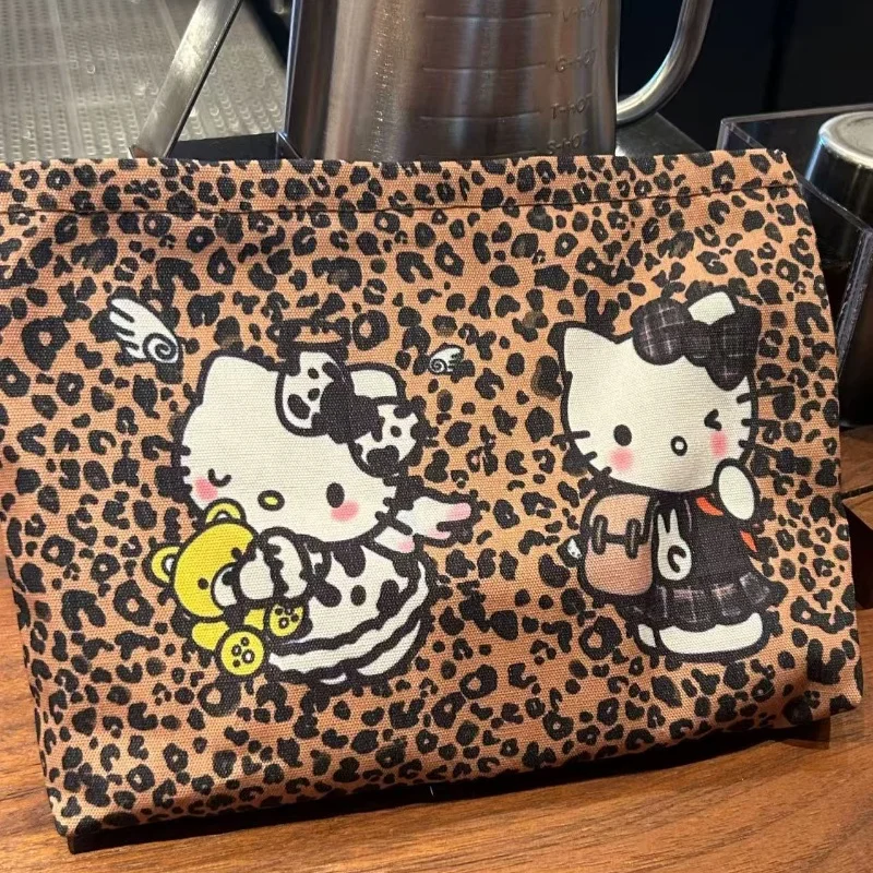 Косметички с милым котенком, кавайные чехлы с леопардовым принтом, сумка для хранения на молнии, женская портативная дорожная косметичка большой вместимости
Косметички с милым котенком, кавайные чехлы с леопардовым принтом, сумка для хранения на молнии, женская портативная дорожная косметичка большой вместимости