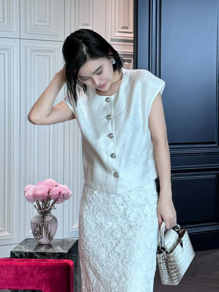 Новая женская повседневная рубашка из льна Ele Silver Tead с круглым вырезом и коротким рукавом, с дизайном на пуговицах в виде бриллиантов, летняя коллекция
Новая женская повседневная рубашка из льна Ele Silver Tead с круглым вырезом и коротким рукавом, с дизайном на пуговицах в виде бриллиантов, летняя коллекция