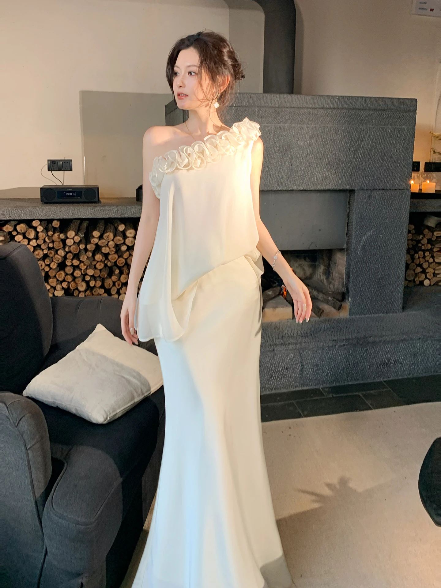 GJFD Moonlight White Hibiscus Lace Sleeveless Vest Satin Half-length Skirt Set Women's Summer Fashion Two-piece Ensemble
GJFD Moonlight White Hibiscus Lace Sleeveless Vest Satin Half-length Skirt Set Women's Summer Fashion Two-piece Ensemble