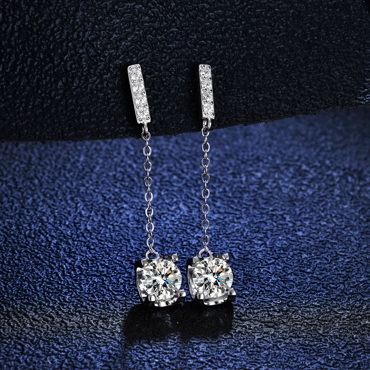 Серьги D-цвета VVS1 Clarity с муассанитом 1 карат, серьги с инкрустацией из 18-каратного золота, серьги с кисточкой и головой быка PT950 с платиновыми бриллиантами
Серьги D-цвета VVS1 Clarity с муассанитом 1 карат, серьги с инкрустацией из 18-каратного золота, серьги с кисточкой и головой быка PT950 с платиновыми бриллиантами