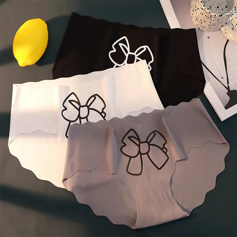 Traceless Ice Silk Underwear Female Students Korean Edition Japanese Sexy Mid Waist Breathable Large Size Girls' Triangle Pants
Traceless Ice Silk Underwear Female Students Korean Edition Japanese Sexy Mid Waist Breathable Large Size Girls' Triangle Pants