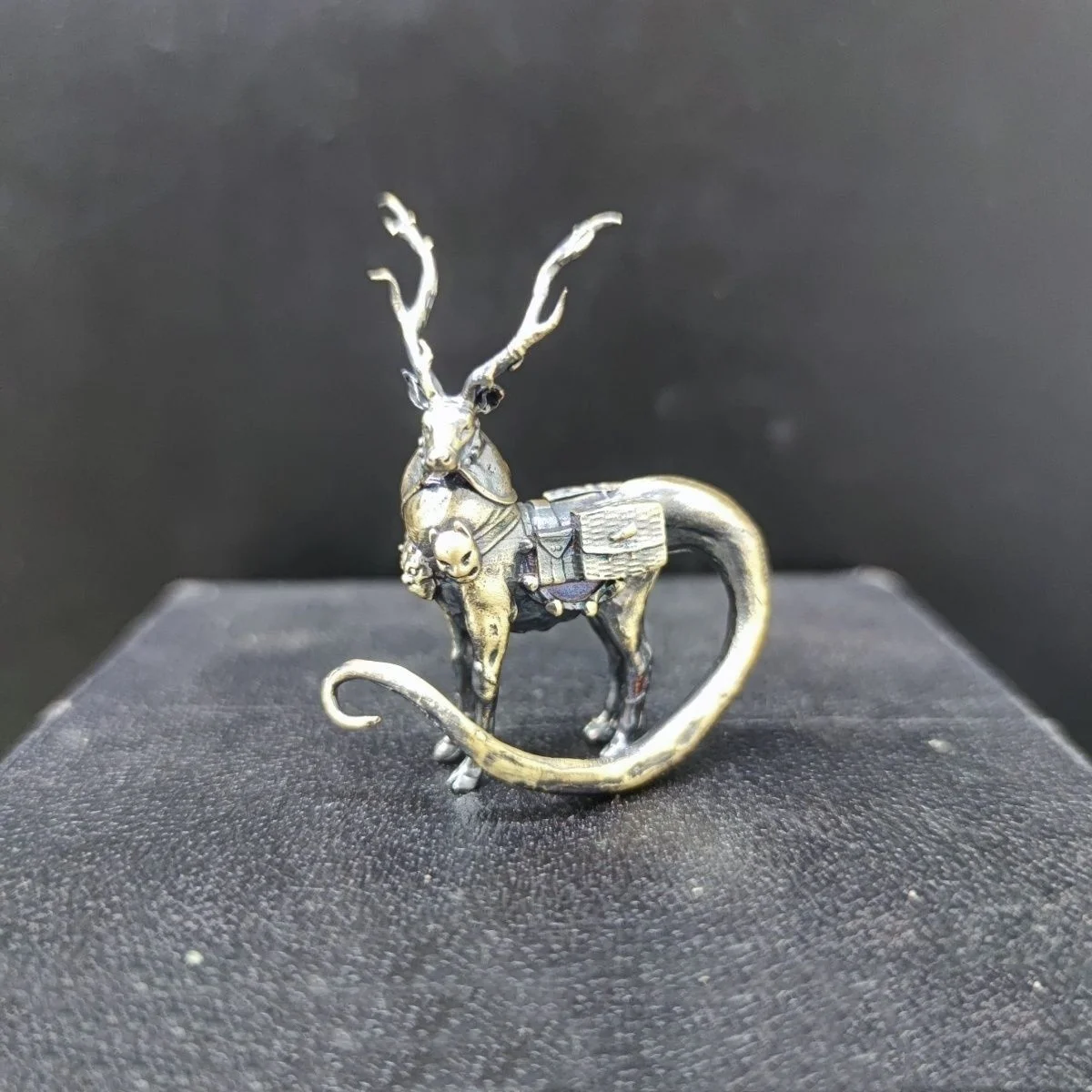 Pure Copper Handmade Creative Long-tailed Deer Ornaments Hand Model Statue
Pure Copper Handmade Creative Long-tailed Deer Ornaments Hand Model Statue
