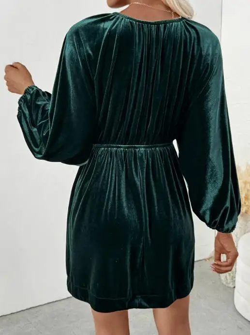 Fashion Women's Dress 2025 New Autumn/winter Style Elegant Retro Lantern Sleeve Drawn Deep V-Neck Velvet Dress for Women
Fashion Women's Dress 2025 New Autumn/winter Style Elegant Retro Lantern Sleeve Drawn Deep V-Neck Velvet Dress for Women