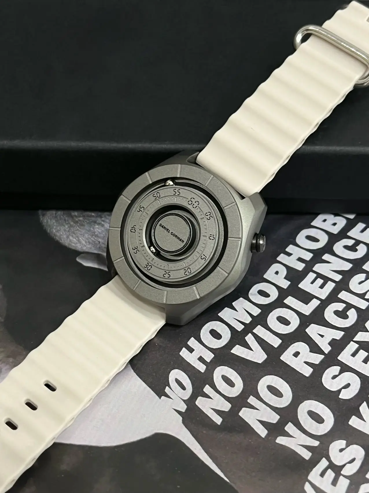 Men's Casual Magnetic Watch Brass Quartz Waterproof Silicone Strap Sports Clock Fashionable Magnet Ball Relogio Masculino
Men's Casual Magnetic Watch Brass Quartz Waterproof Silicone Strap Sports Clock Fashionable Magnet Ball Relogio Masculino