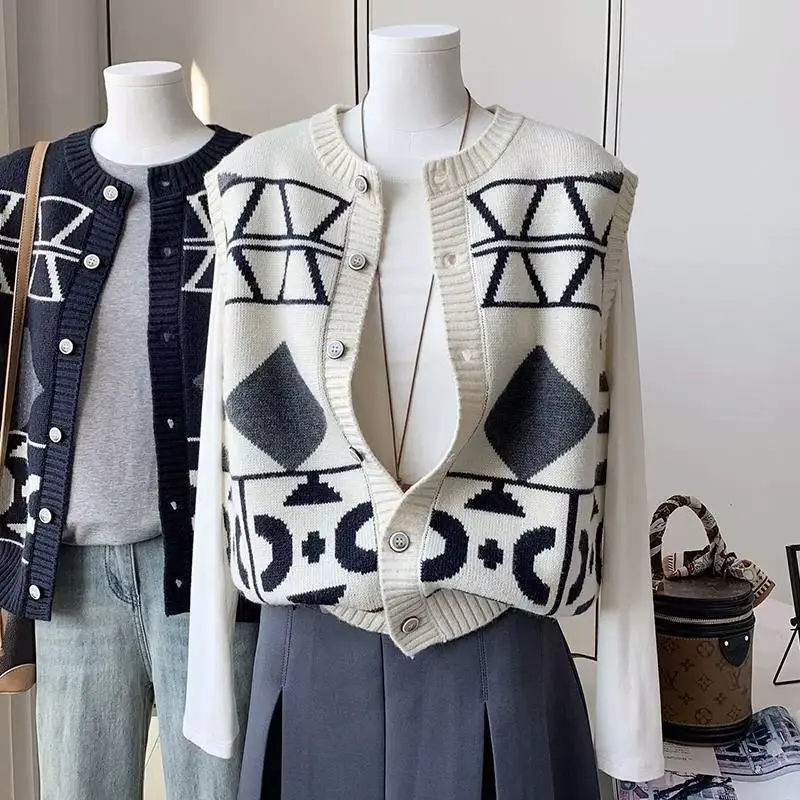 Женская одежда, осенне-зимняя корейская модная однотонная вязаная майка с круглым вырезом и принтом, женская универсальная модная пуговица
Женская одежда, осенне-зимняя корейская модная однотонная вязаная майка с круглым вырезом и принтом, женская универсальная модная пуговица