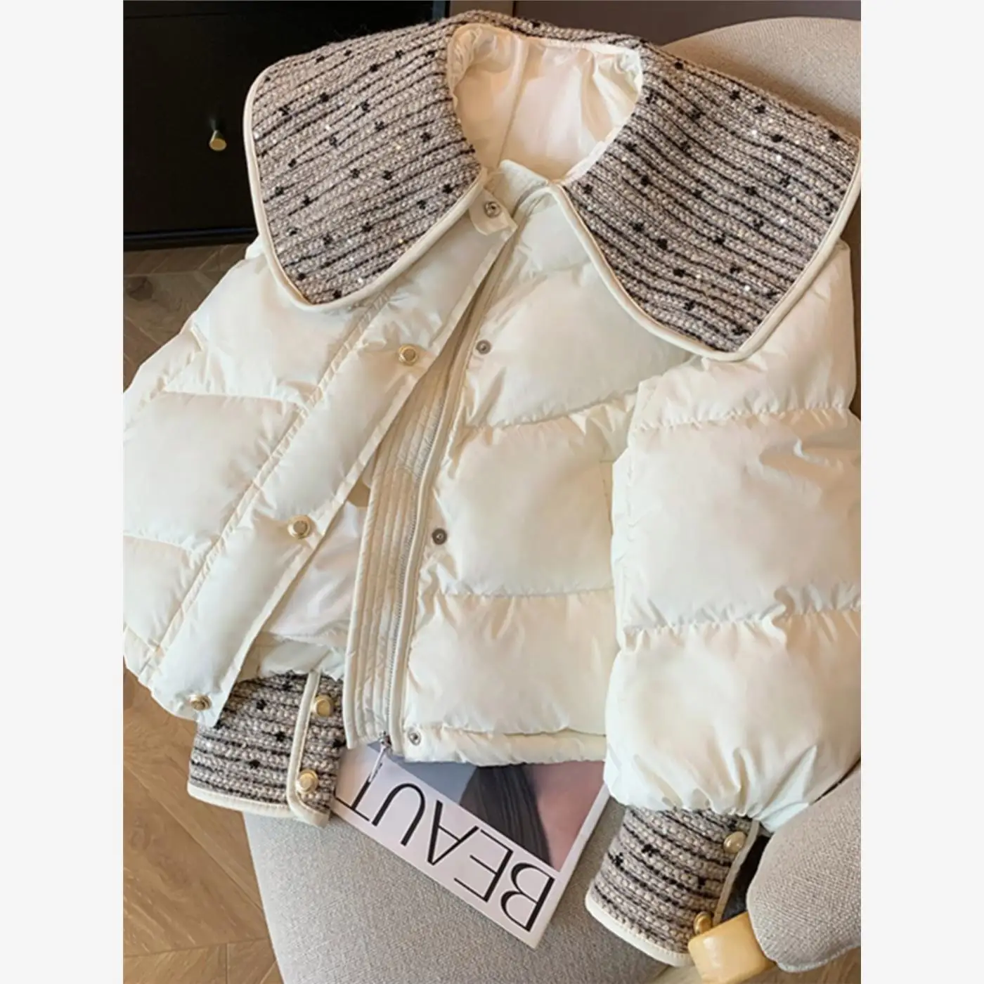 Женская короткая пуховая куртка из хлопка с воротником-стойкой, теплая, в европейском стиле, зимняя, высококачественная, модная верхняя одежда
Женская короткая пуховая куртка из хлопка с воротником-стойкой, теплая, в европейском стиле, зимняя, высококачественная, модная верхняя одежда