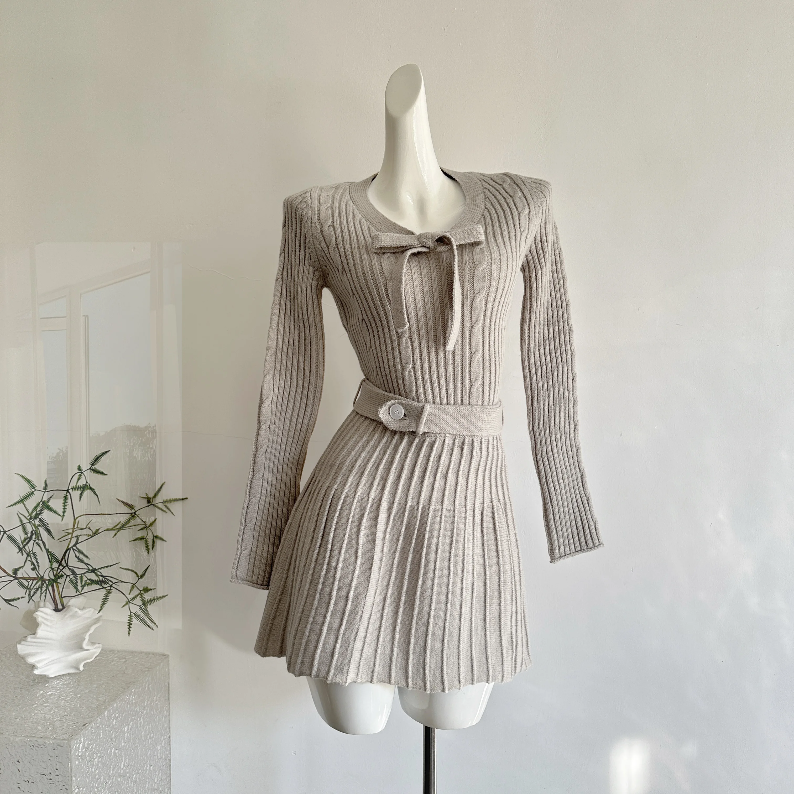 Женская осенняя элегантная трикотажная юбка из двух предметов, женский тонкий пуловер с v-образным вырезом и бантом, свитер + юбка-трапеция
Женская осенняя элегантная трикотажная юбка из двух предметов, женский тонкий пуловер с v-образным вырезом и бантом, свитер + юбка-трапеция