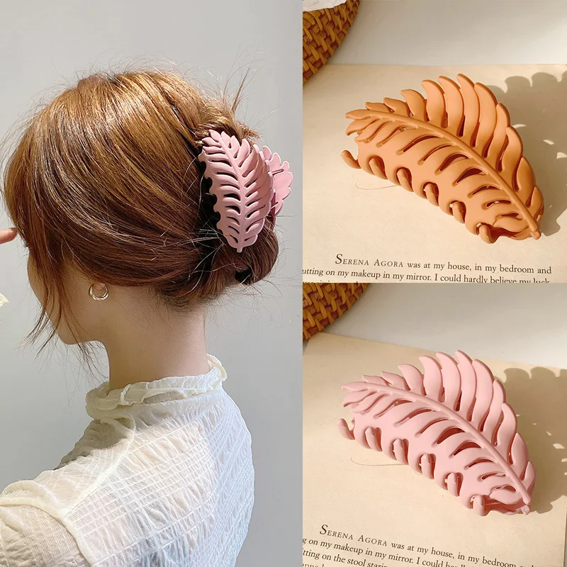 Simple Leaf Hair Clips for Women Retro Style with Solid Color Matte Classic French Hair Accessory Suitable for Women's Headwear
Simple Leaf Hair Clips for Women Retro Style with Solid Color Matte Classic French Hair Accessory Suitable for Women's Headwear