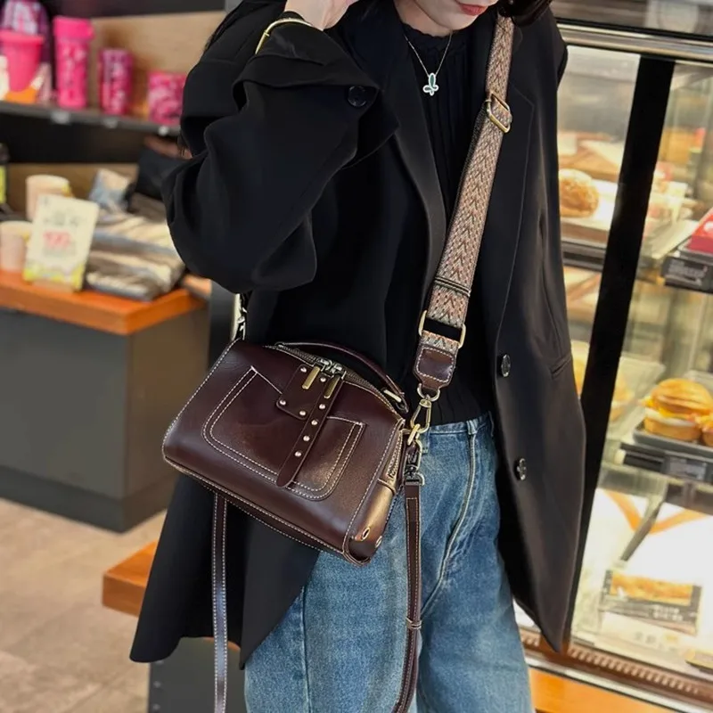 2025 New Luxury Cowhide Real Leather Handbag Women's Retro Designer Shoulder Crossbody Bag Female Commuting Boston Pillow Bags
2025 New Luxury Cowhide Real Leather Handbag Women's Retro Designer Shoulder Crossbody Bag Female Commuting Boston Pillow Bags