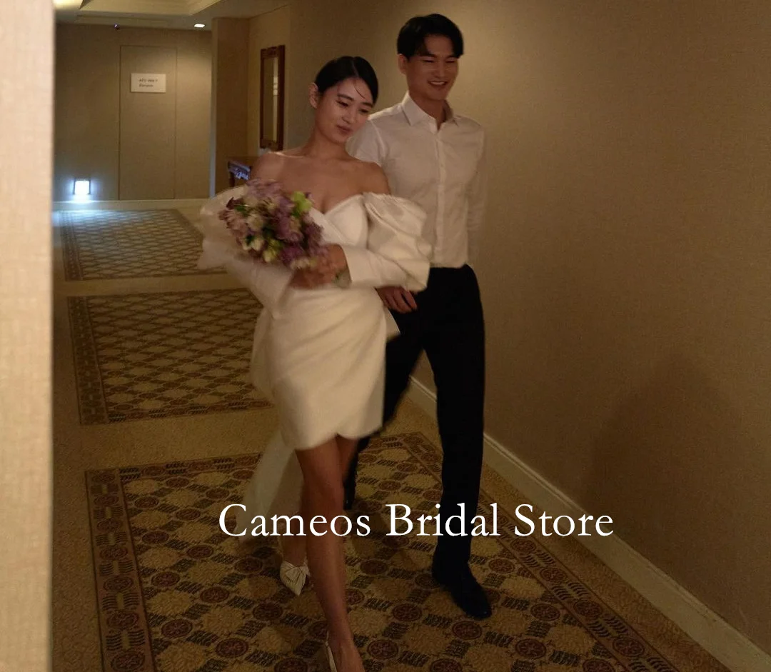 SONDR Off Shoulder Korea Wedding Dresses Photo Shoot Ivory Satin Long Sleeves Mini Elegant A-Line Ivory Custom Bridal Gown
SONDR Off Shoulder Korea Wedding Dresses Photo Shoot Ivory Satin Long Sleeves Mini Elegant A-Line Ivory Custom Bridal Gown