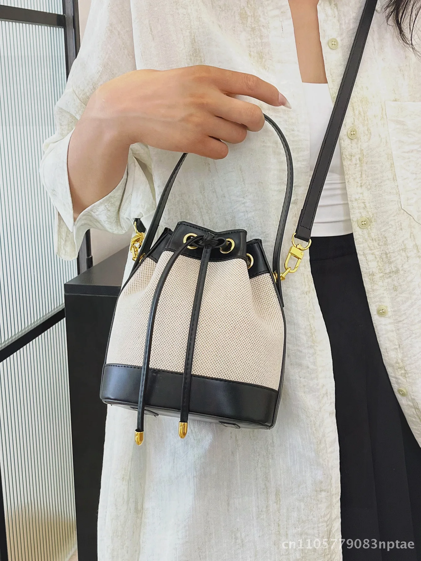 High-End Women's Fashion Bucket Bag Single Shoulder Portable PU Leather Black Khaki Brown Vintage European Style Casual Outfit
High-End Women's Fashion Bucket Bag Single Shoulder Portable PU Leather Black Khaki Brown Vintage European Style Casual Outfit