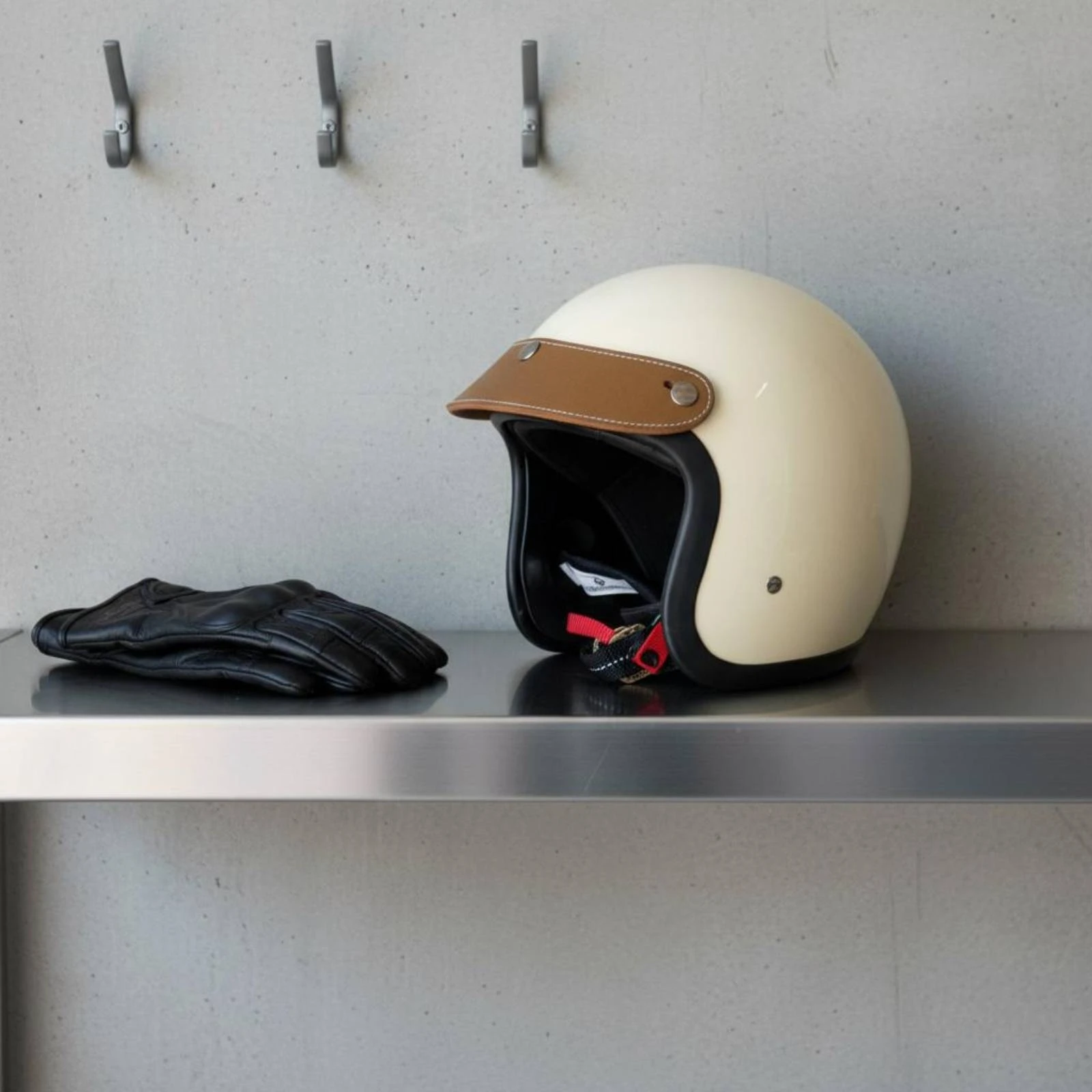 3 Snap Helmet Visor Handmade Attach-on Leather Visor Open Face Helmet Visor Cover Thick Retro Aesthetic
3 Snap Helmet Visor Handmade Attach-on Leather Visor Open Face Helmet Visor Cover Thick Retro Aesthetic