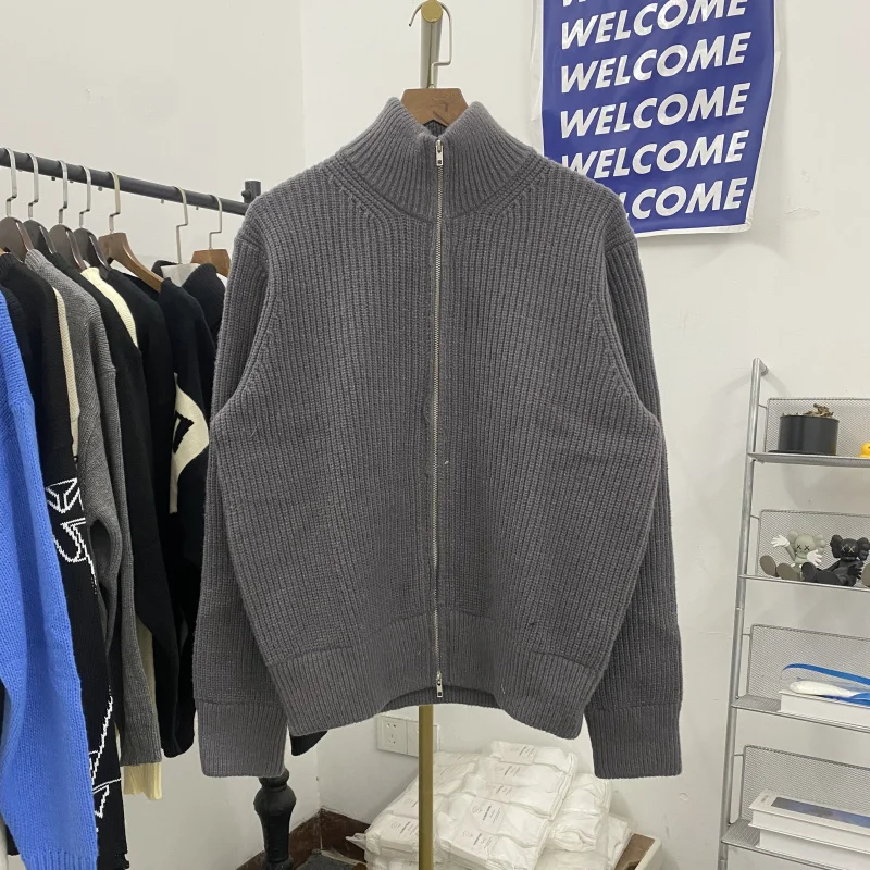 Свободный вязаный шерстяной свитер в американском стиле High Street Sle, кардиган на молнии с высоким воротником для мужчин и женщин, осень-зима
Свободный вязаный шерстяной свитер в американском стиле High Street Sle, кардиган на молнии с высоким воротником для мужчин и женщин, осень-зима