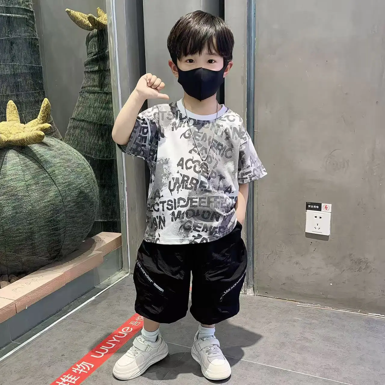 Boys' Summer Set 2025 New Cool Handsome Boys' Thin Short sleeved T-shirt Shorts Two piece Set
Boys' Summer Set 2025 New Cool Handsome Boys' Thin Short sleeved T-shirt Shorts Two piece Set