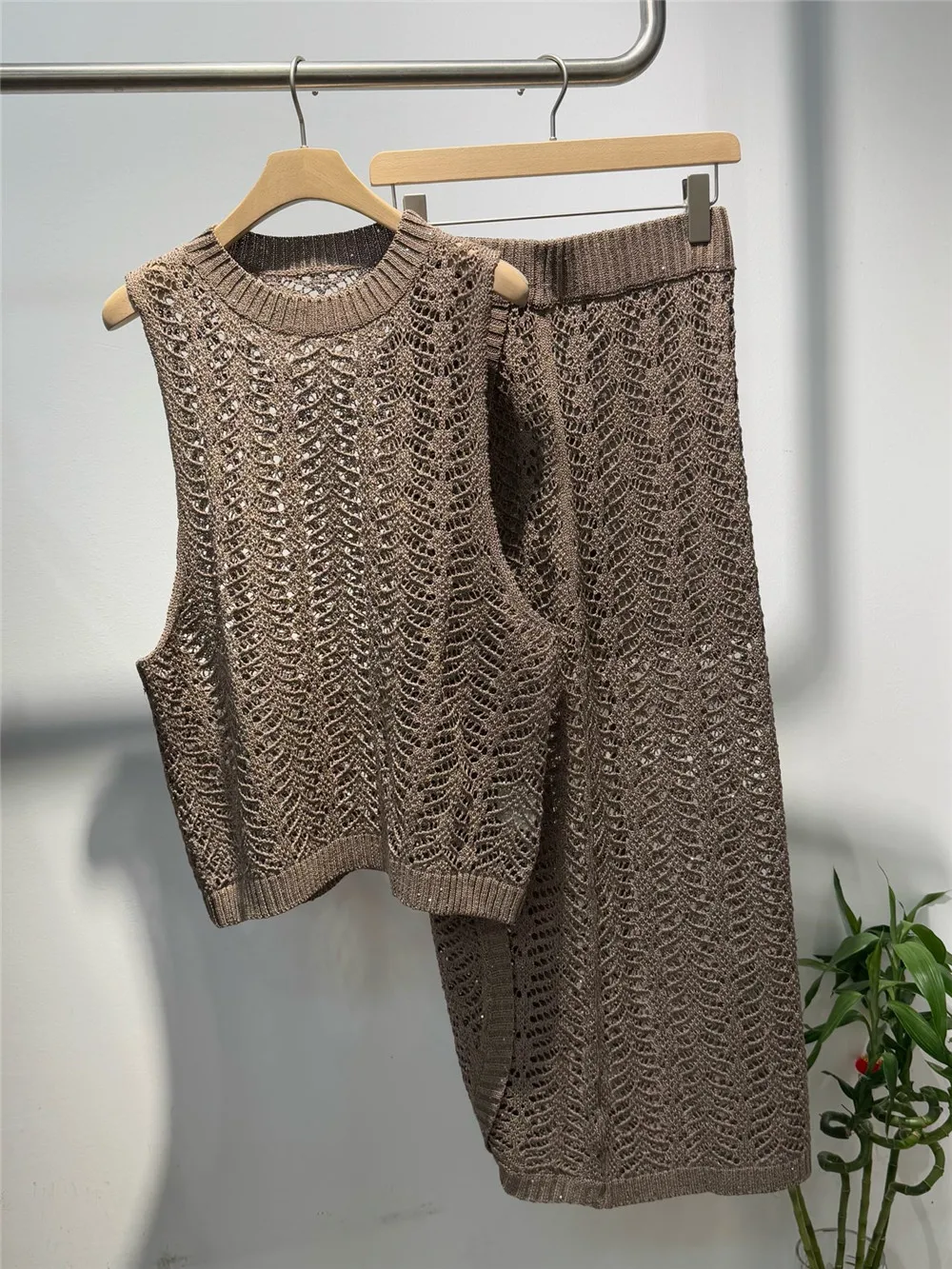 2025 Spring Summer Women's Skirt Suit Sequined Hollow Knitted Sleeveless Vest +High waist Mid-Length Skirt 2-Piece Set
2025 Spring Summer Women's Skirt Suit Sequined Hollow Knitted Sleeveless Vest +High waist Mid-Length Skirt 2-Piece Set