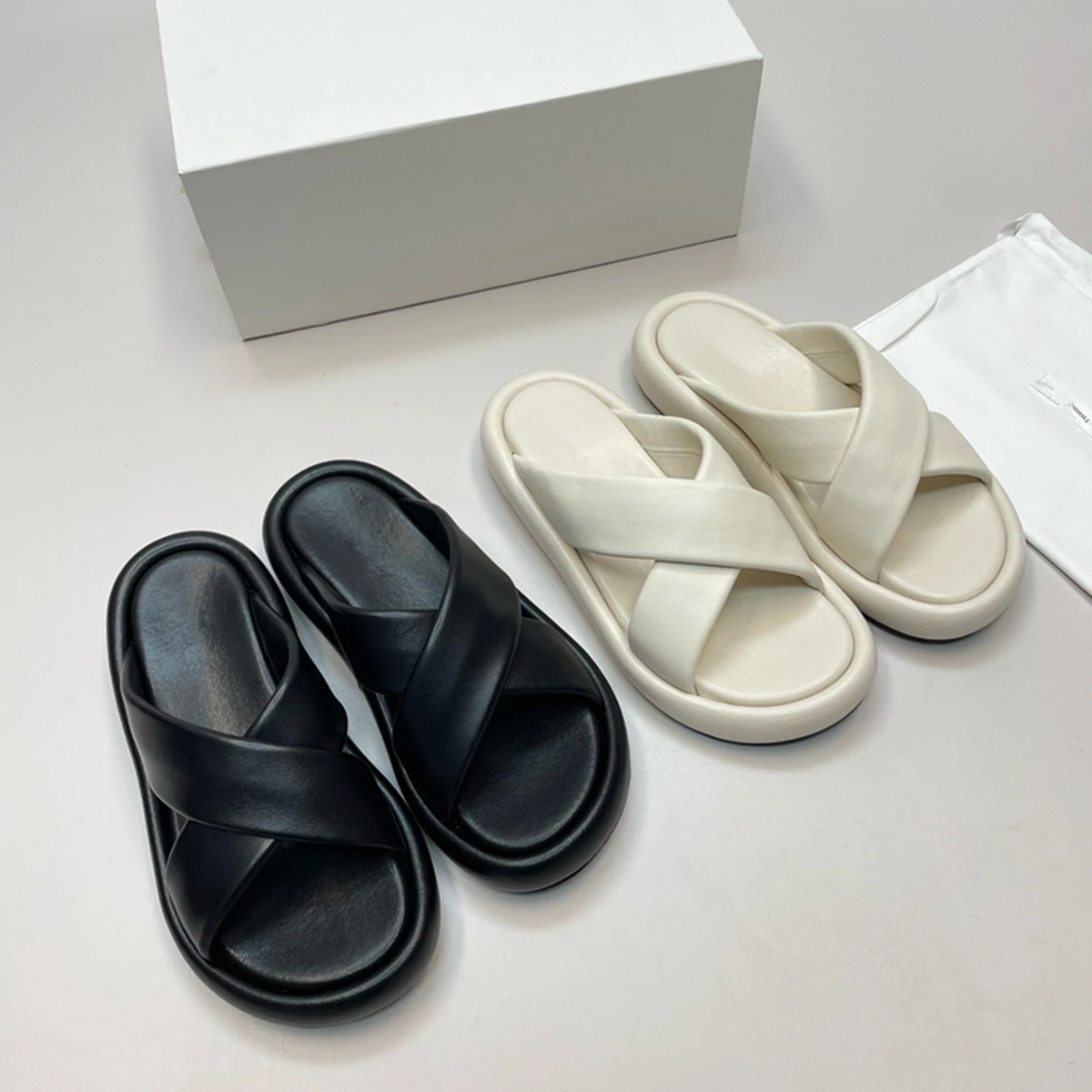 Maxdutti Summer Slippers Minimalist Cross Cloud Sheepskin Slippers French Elegant Solid Color Thick Bottom Flat Sandals For Wome
Maxdutti Summer Slippers Minimalist Cross Cloud Sheepskin Slippers French Elegant Solid Color Thick Bottom Flat Sandals For Wome