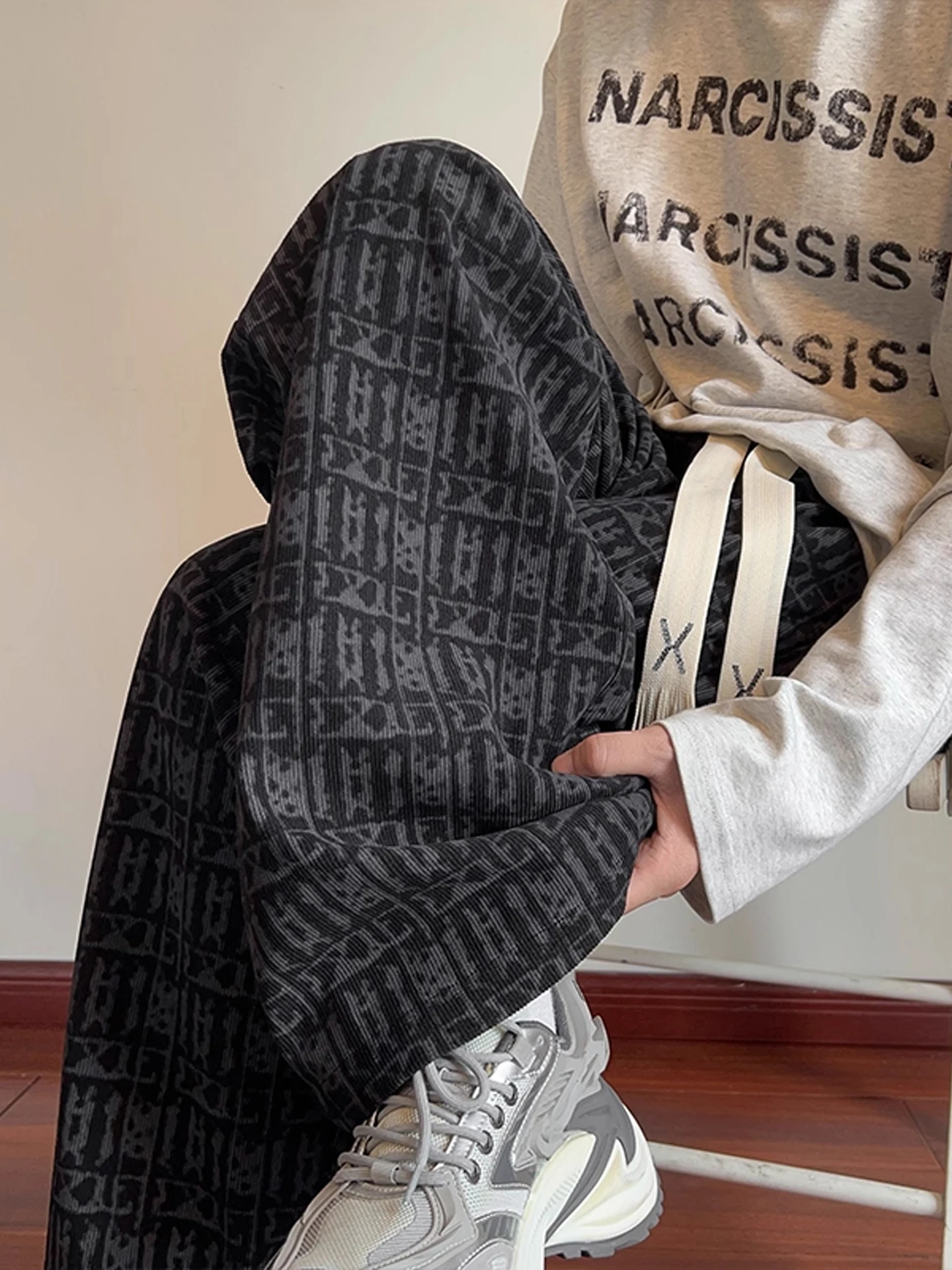 Американские вельветовые клетчатые спортивные штаны, мужские тяжелые драпированные широкие спортивные длинные брюки, модные свободные прямые повседневные брюки
Американские вельветовые клетчатые спортивные штаны, мужские тяжелые драпированные широкие спортивные длинные брюки, модные свободные прямые повседневные брюки