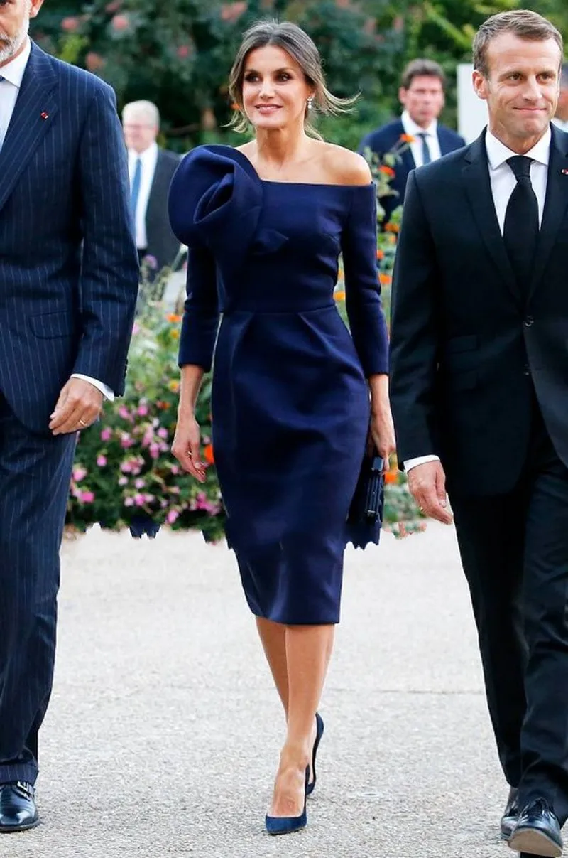 2023 Elegant Navy Blue Short Mother of the Bride Dress Off Shoulder 3/4 Long Sleeves Satin Bow Sheath Wedding Guest Party Gowns
2023 Elegant Navy Blue Short Mother of the Bride Dress Off Shoulder 3/4 Long Sleeves Satin Bow Sheath Wedding Guest Party Gowns