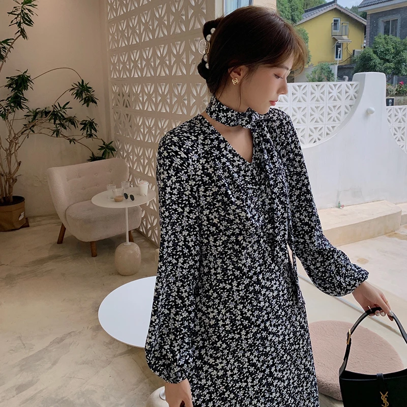 Midi Dress 2022 Spring New French Retro Elegant V-neck Pleated Thin Floral Dress Puff Sleeves Knee Length Dress with Streamers
Midi Dress 2022 Spring New French Retro Elegant V-neck Pleated Thin Floral Dress Puff Sleeves Knee Length Dress with Streamers