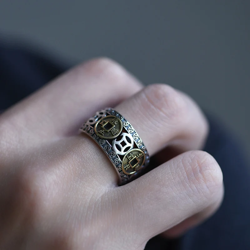 925 Thai Silver Five Emperors Coins Styling Charm Mens Rings Vintage Wide New in Classic Design Cocktail Banquet Party Jewelry
925 Thai Silver Five Emperors Coins Styling Charm Mens Rings Vintage Wide New in Classic Design Cocktail Banquet Party Jewelry
