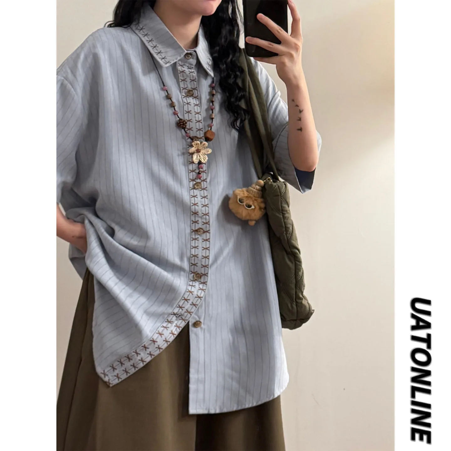 UATONLINE2026 Summer American College Style Embroidered Striped Loose Design Short Sleeve Women's Shirt Knot Neutra...
UATONLINE2026 Summer American College Style Embroidered Striped Loose Design Short Sleeve Women's Shirt Knot Neutra...