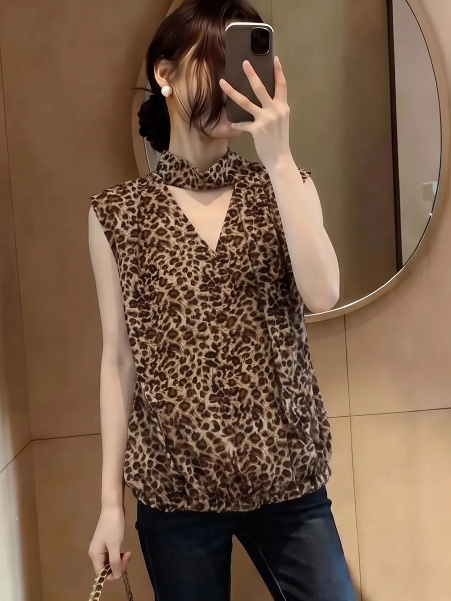 Sleeveless V-Neck Leopard Print Chiffon Top Women's Summer Thin Retro Hong Kong Style Loose Fit Commute Fashion Polyester Fiber
Sleeveless V-Neck Leopard Print Chiffon Top Women's Summer Thin Retro Hong Kong Style Loose Fit Commute Fashion Polyester Fiber