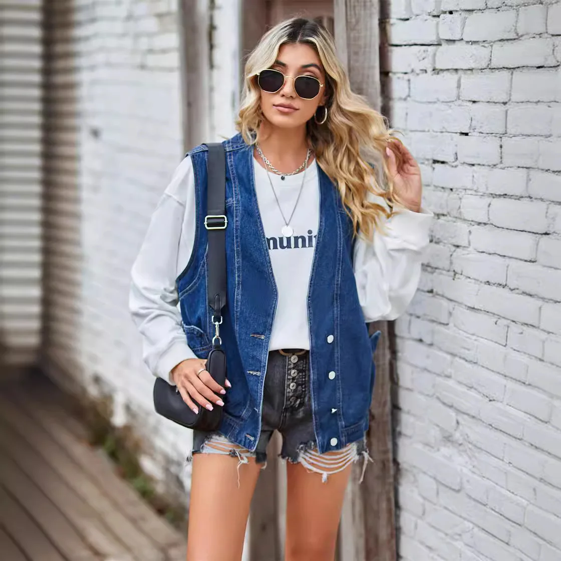 European and American fashion women's new personality single-breasted denim vest casual tank top women's wear
European and American fashion women's new personality single-breasted denim vest casual tank top women's wear