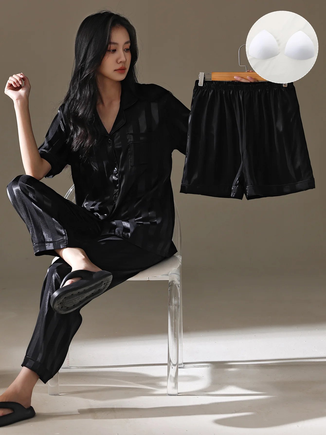 Ladies' summer cardigan striped short sleeved pajamas ice silk three piece set short sleeved shorts+pants can be switched freely
Ladies' summer cardigan striped short sleeved pajamas ice silk three piece set short sleeved shorts+pants can be switched freely