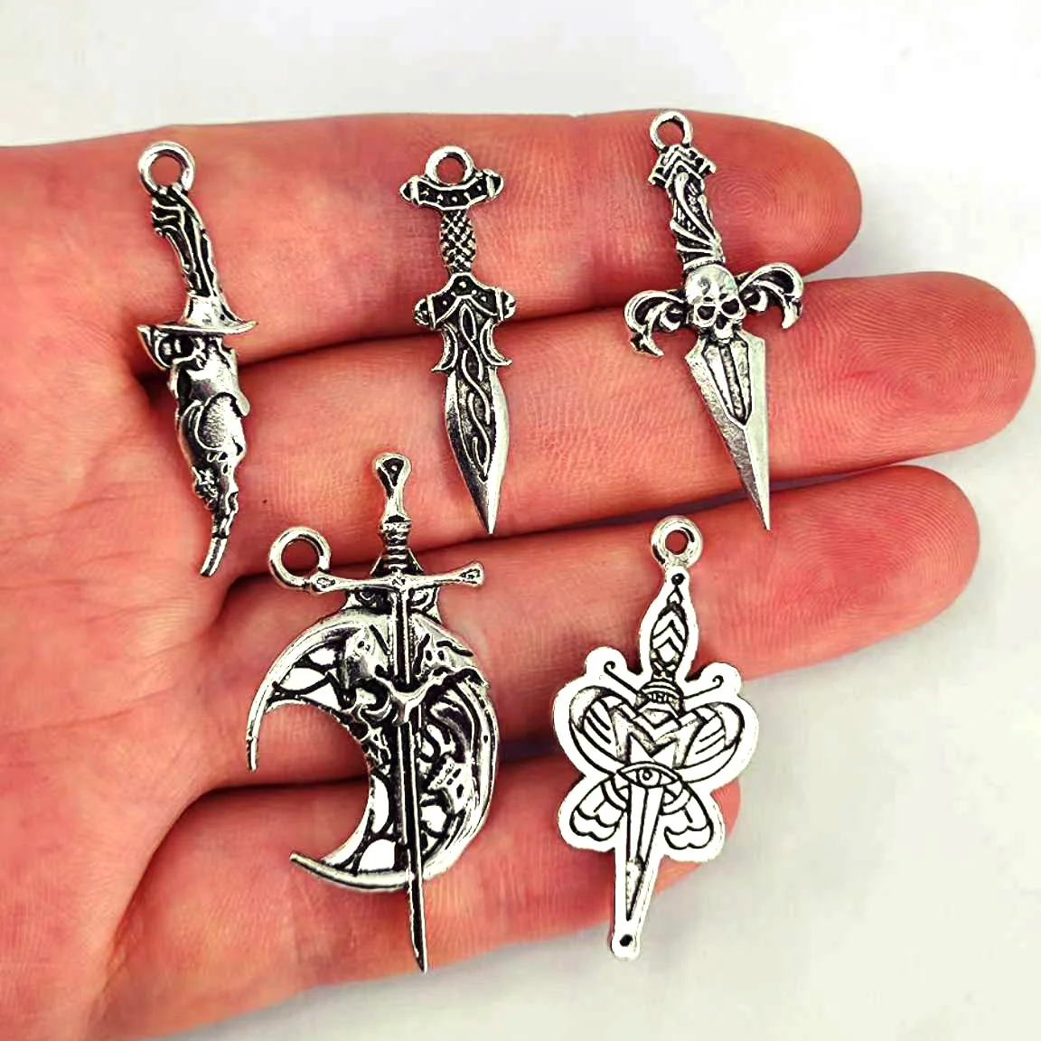 50pcs new 5 styles no mixed vintage dagger charm making jewelry findings for DIY earring necklace
50pcs new 5 styles no mixed vintage dagger charm making jewelry findings for DIY earring necklace