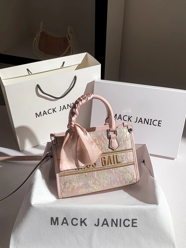New Chinese and Luxury Square Bag with Charming Decoration Printing Women Stylish and Versatile Handheld Crossbody Bag
New Chinese and Luxury Square Bag with Charming Decoration Printing Women Stylish and Versatile Handheld Crossbody Bag