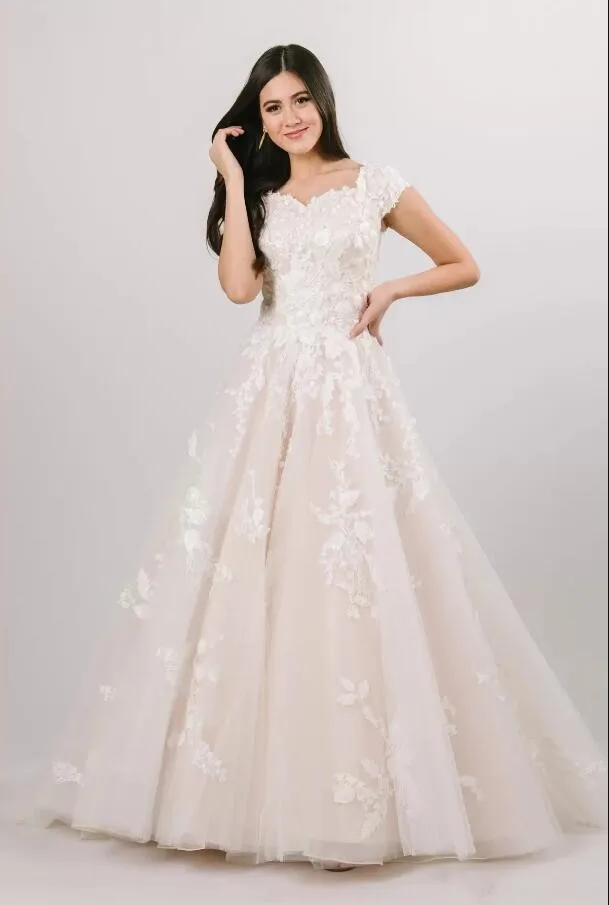 Lace Tulle A-Line Wedding Dresses With Cap Sleeves Buttons Back Ivory And Blushing Pink Classic Modest Bridal Gowns Short Sleeve
Lace Tulle A-Line Wedding Dresses With Cap Sleeves Buttons Back Ivory And Blushing Pink Classic Modest Bridal Gowns Short Sleeve