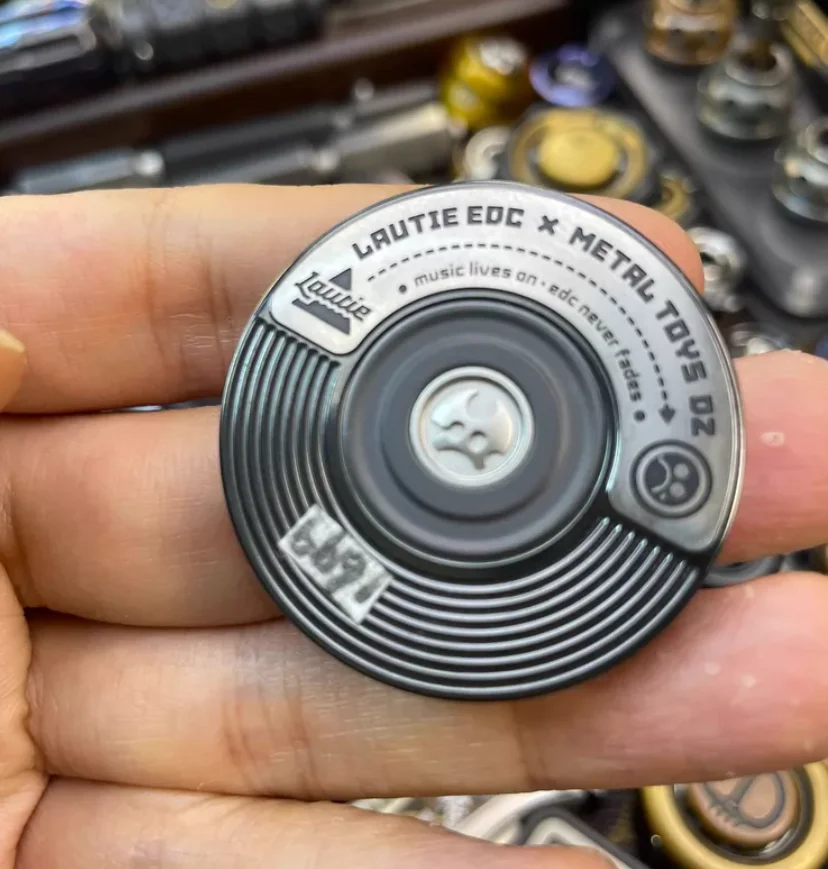 Used EDC B.M vinyl spinner Fingertip gyroscope Decompression toys
Used EDC B.M vinyl spinner Fingertip gyroscope Decompression toys