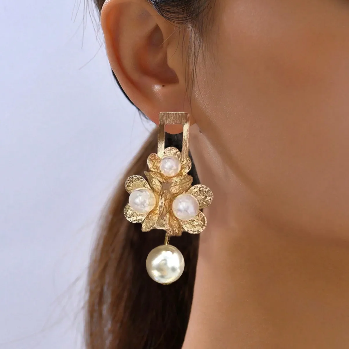 Metallic faux pearl earrings, flower tassel design, stylish and elegant high-end studs for women.
Metallic faux pearl earrings, flower tassel design, stylish and elegant high-end studs for women.