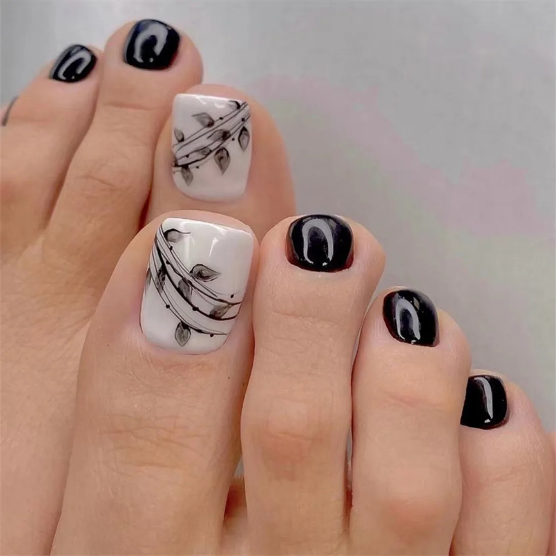 24p Artificial Acrylic Nail Art Toe Nails Black White Leaf Glossy Square Head Toe Nails Full Coverage Removable Press On Toenail
24p Artificial Acrylic Nail Art Toe Nails Black White Leaf Glossy Square Head Toe Nails Full Coverage Removable Press On Toenail