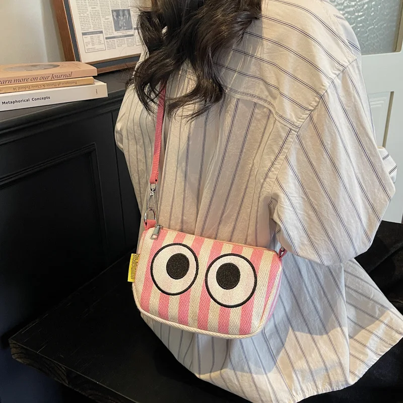 Cute Stripes Big Eyes Embroidered Small Square Crossbody Bag for Women 2026 New Portable Girl Canvas Shoulder Messenger Bag
Cute Stripes Big Eyes Embroidered Small Square Crossbody Bag for Women 2026 New Portable Girl Canvas Shoulder Messenger Bag