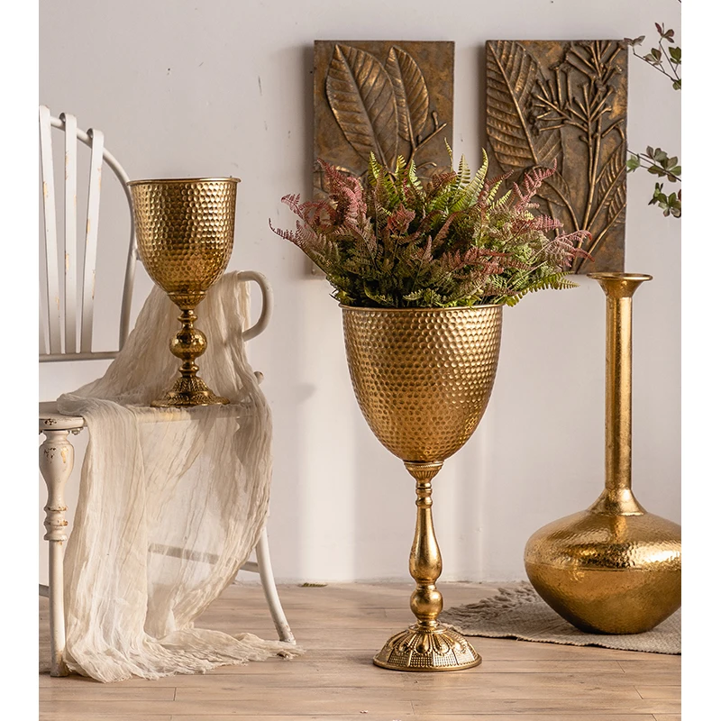 Luxury Vintage Home Decor Gold Metal Large Planter Pot Out Door Decorative Metal Tall Flower Vase for Living Room
Luxury Vintage Home Decor Gold Metal Large Planter Pot Out Door Decorative Metal Tall Flower Vase for Living Room