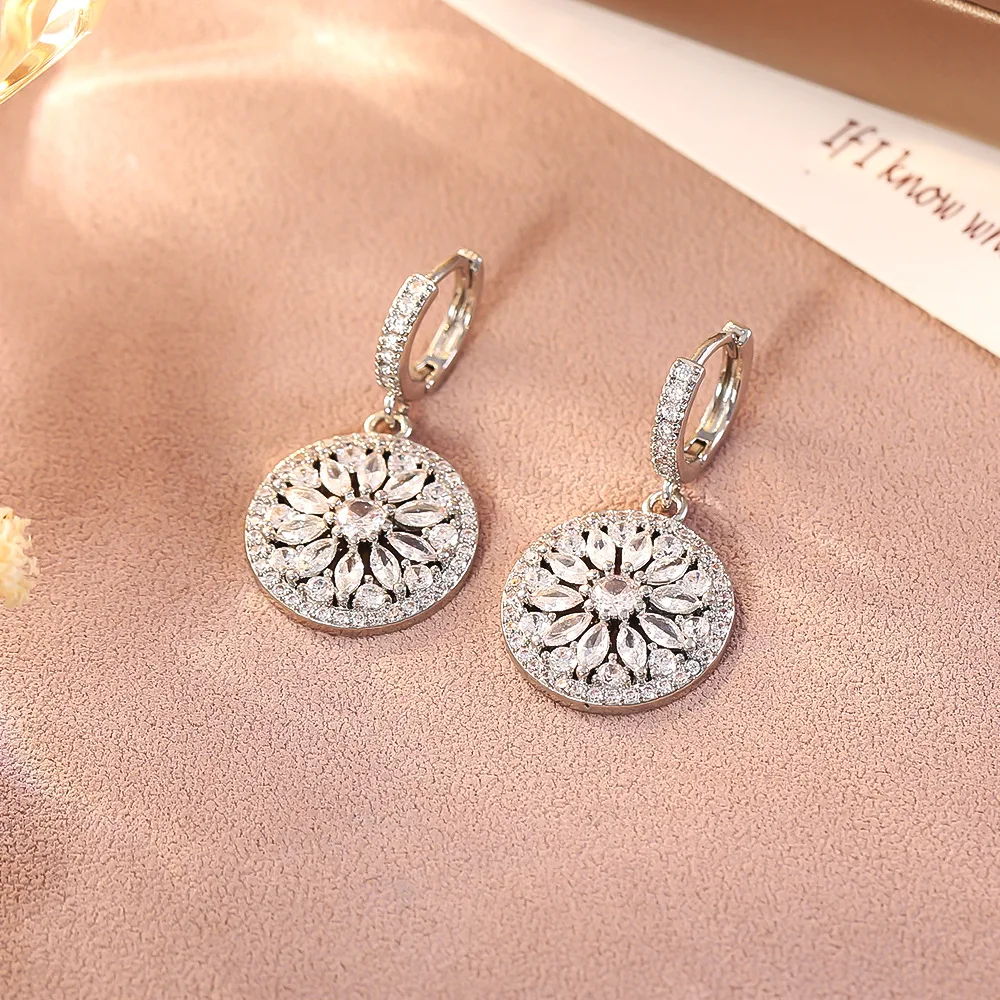 Fashionable and exquisite round hollow zircon earrings, high-end personalized earrings, niche design retro earrings
Fashionable and exquisite round hollow zircon earrings, high-end personalized earrings, niche design retro earrings