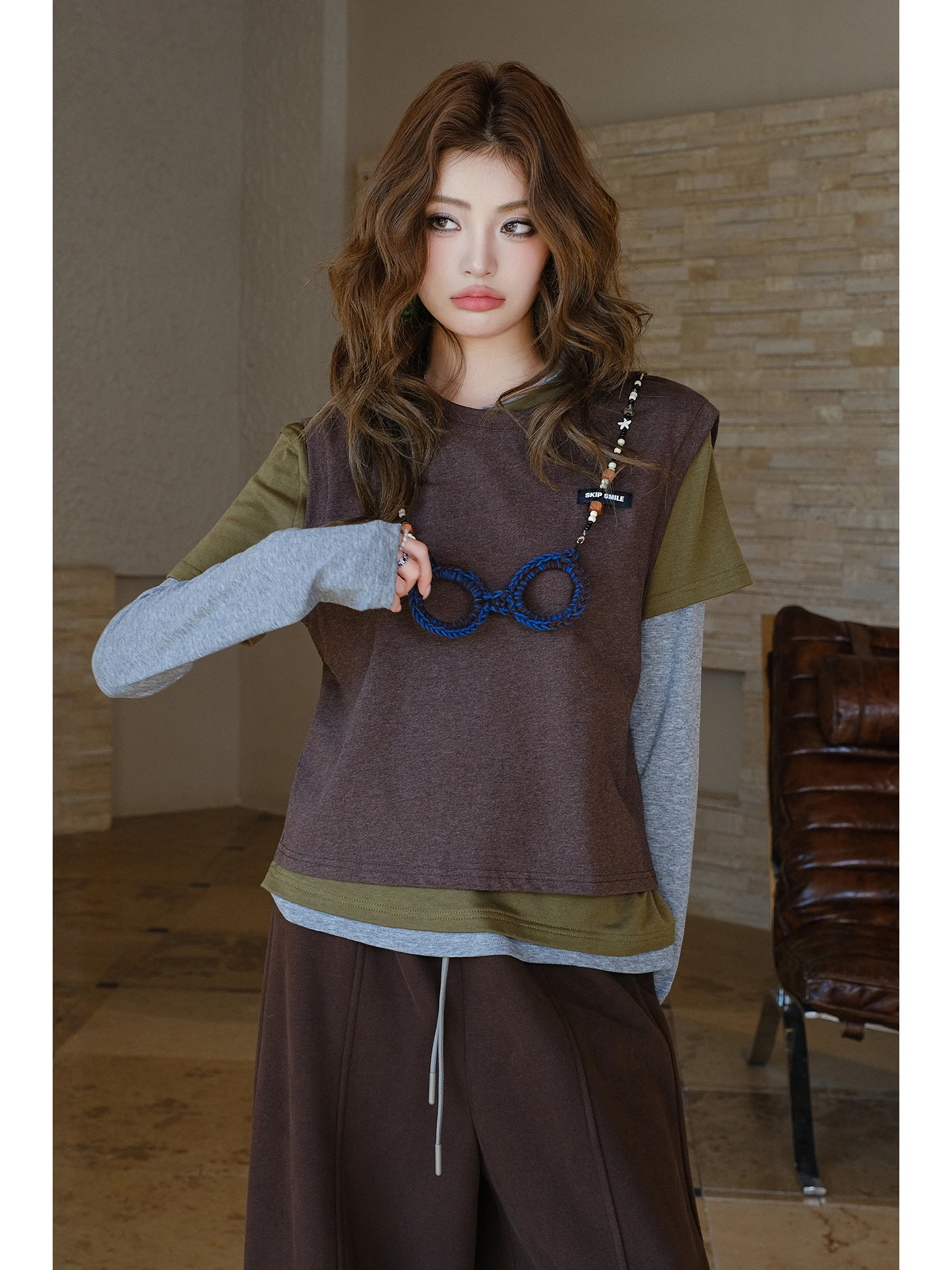 Комплект из двух предметов: женская футболка с длинным рукавом и жилет в американском стиле, облегающий базовый костюм с цветными блоками и пэчворком
Комплект из двух предметов: женская футболка с длинным рукавом и жилет в американском стиле, облегающий базовый костюм с цветными блоками и пэчворком