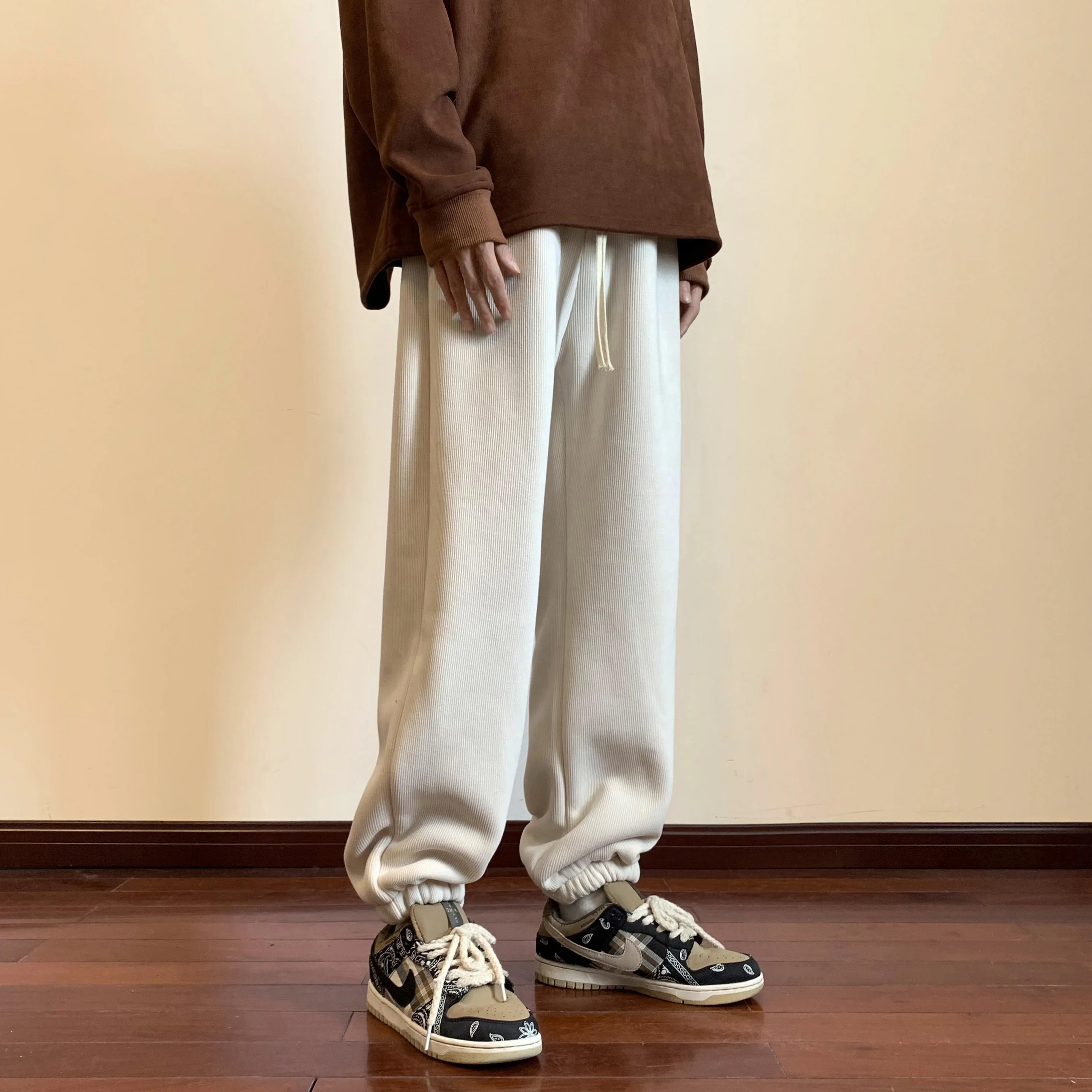 Мужские зимние спортивные брюки из плотного вельвета с эластичным поясом, молодежные, модные, черные
Мужские зимние спортивные брюки из плотного вельвета с эластичным поясом, молодежные, модные, черные